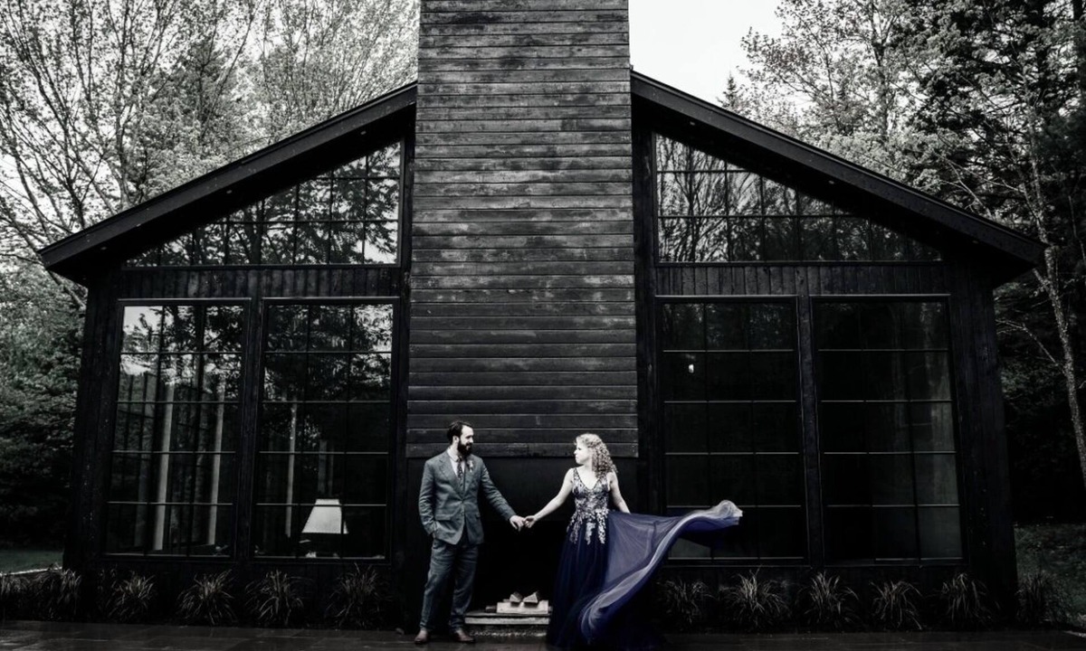 Haines Falls House | Unique wedding venue perched in the mountains with streams and an apple orchard