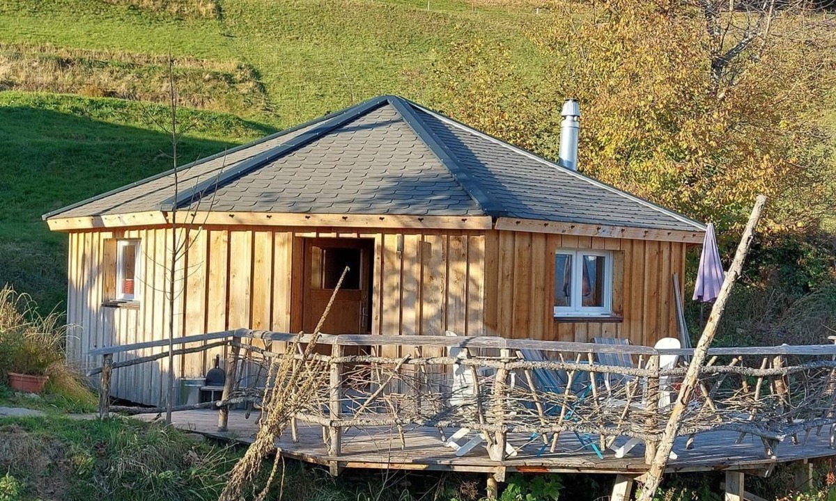Sundlauenen Ski Chalet | Unique wooden hut with mountain panorama