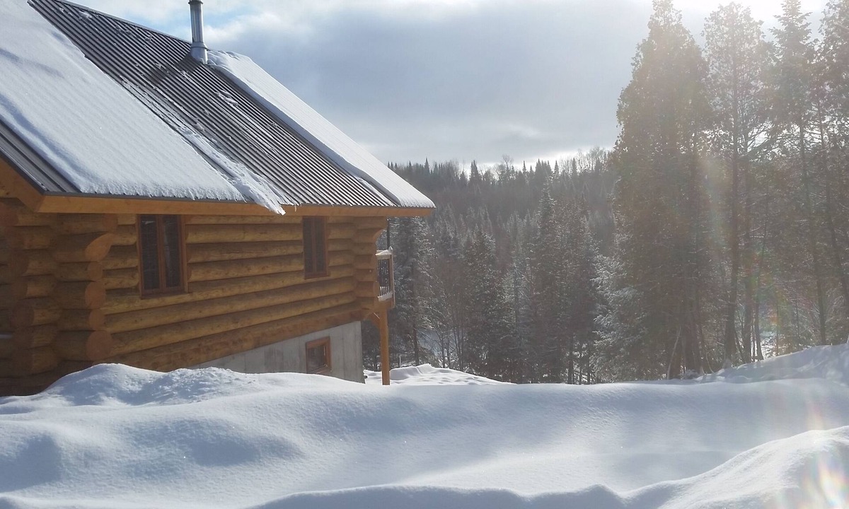 Mauricie Ski Chalet | Uniquely landscaped log cabin with spa!