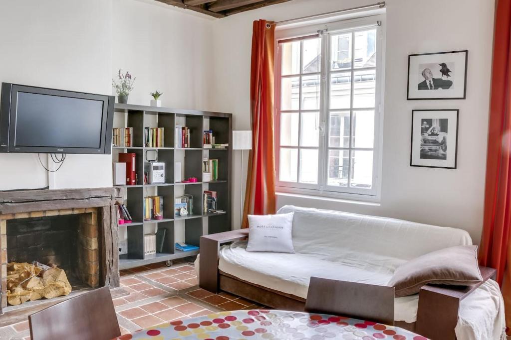 Quartier Sainte-Avoye Apartment | Unit 007 Marais Pompidou (michel le comte)
