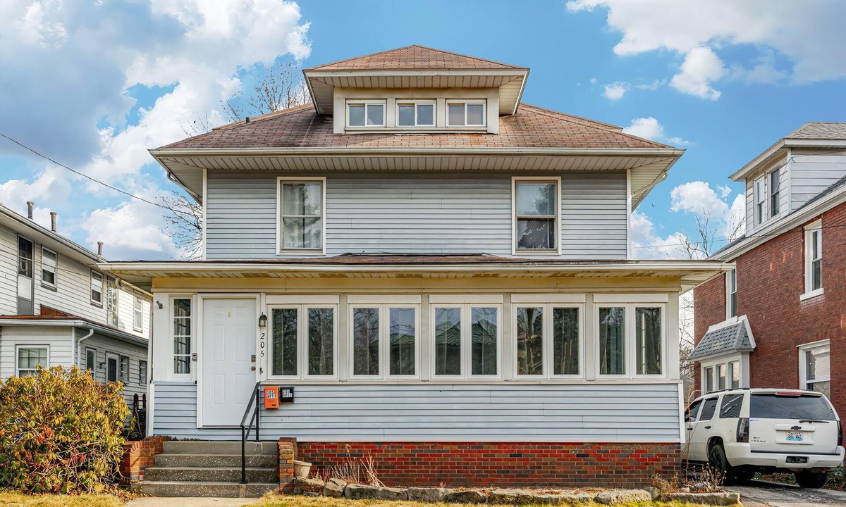 Highland Square House | Unit 1 at Oilgate at Oakdale