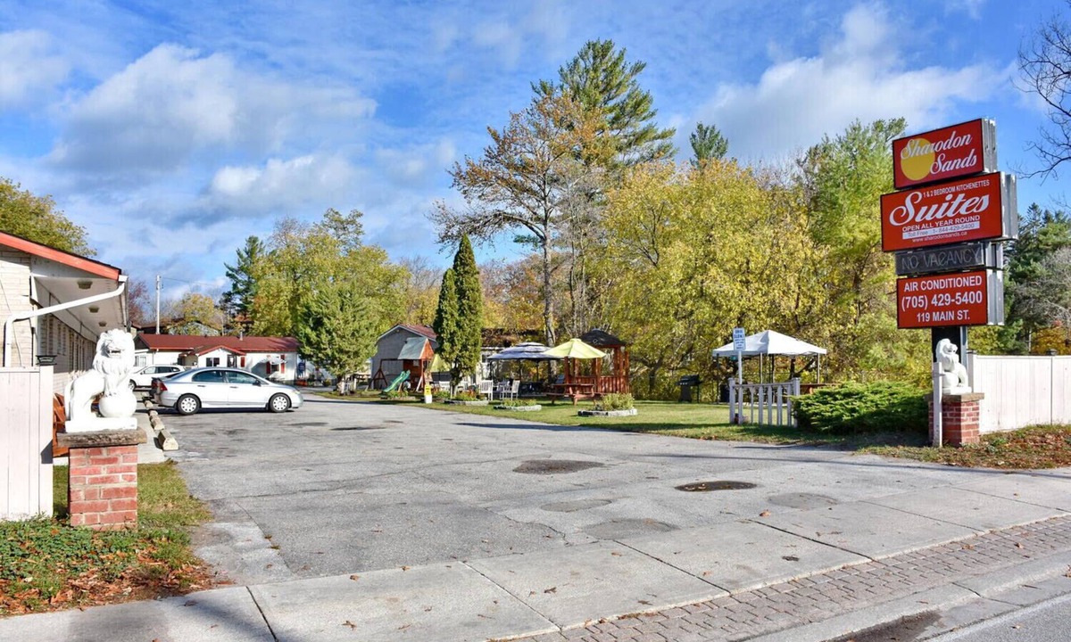 Wasaga Beach Cabin | Unit 10 Beach Escape | Relax & Unwind| Walk to Shore