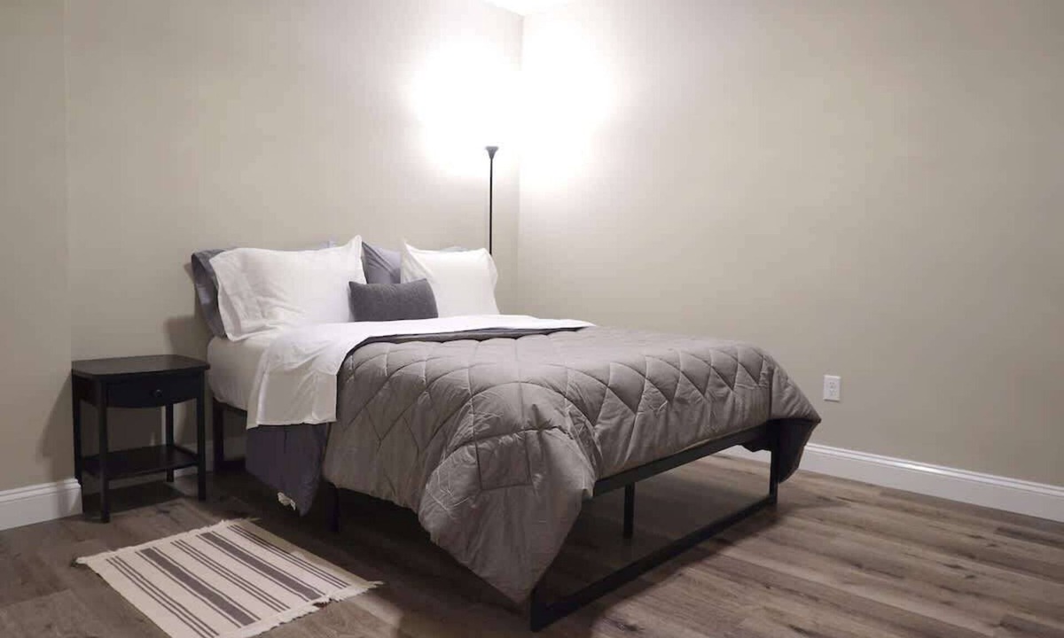 Chelsea Apartment | Unit 21 Spacious 2BR Apartment Long-term Stay