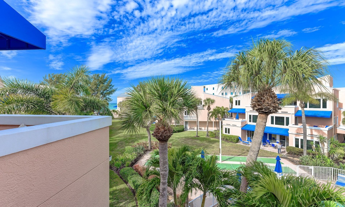 Longboat Key Condo | Unit #311 Sand Cay Beach Resort Pool View