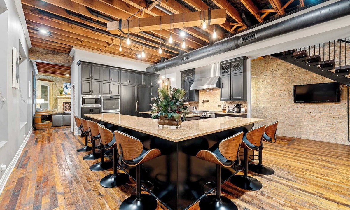 Near West Side House | United Center Compound w/Rooftop, Hot Tub, Sauna