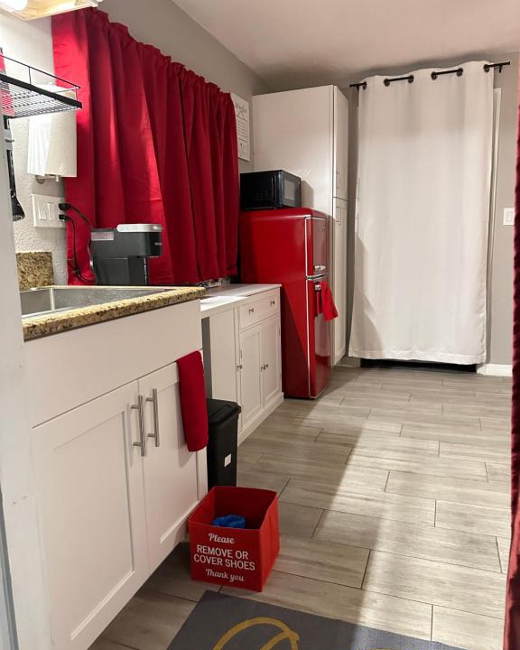 University House | Units near USF - RubyRoom, RedRoom, Emerald Place