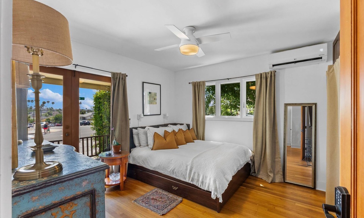 University Heights Apartment | University Heights - 1 Block From Hip Restaurants, Coffee Shops, and Park
