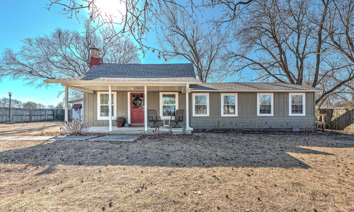 Siloam Springs House | University Place, family stay, practically on campus