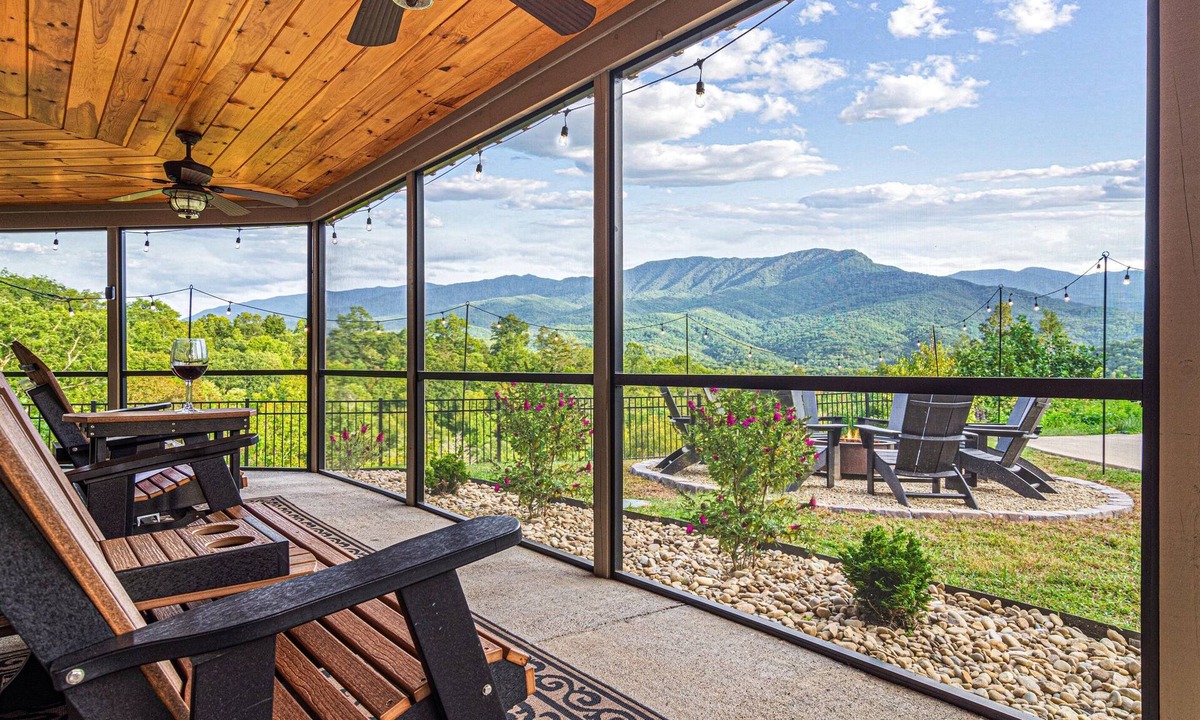 Pittman Center Ski Chalet | Unobstructed Smoky Mtn Views + Fire Pit + Hot Tub