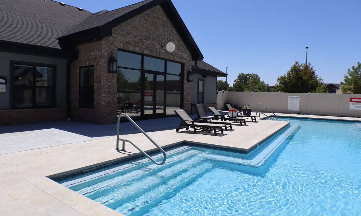 Rogers Apartment | Unplug in Comfort, Gym & Pool, New Lift & No Cleaning Fee