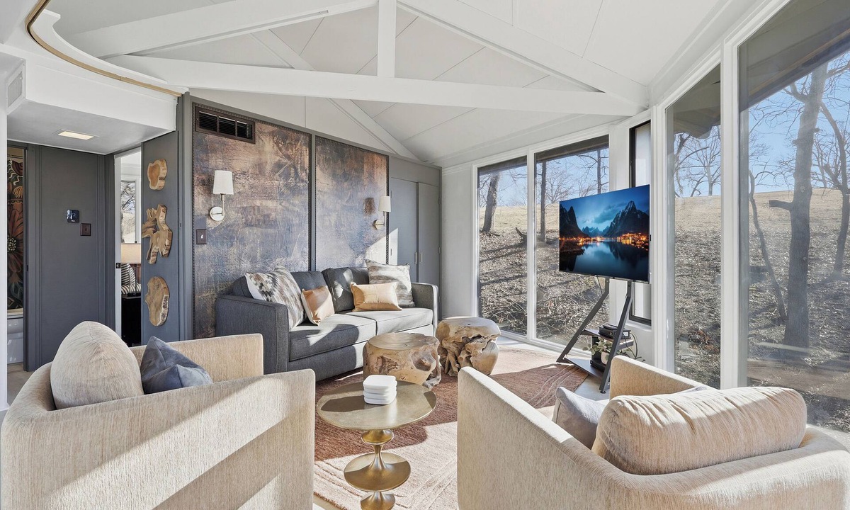 Village of Four Seasons Cottage | Unplug, Unwind, Welcome to the Treehouse