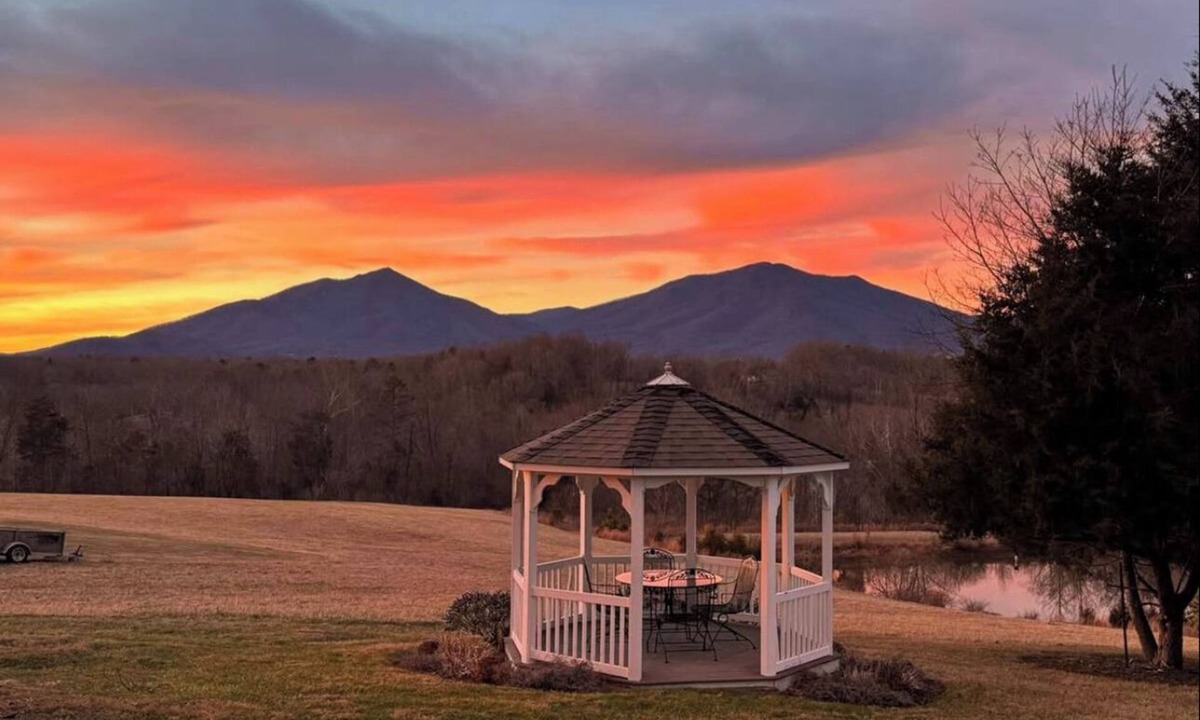 Bedford Apartment | Unplugged Getaway w/Stunning Mountain Views