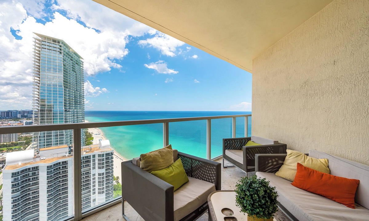 Sunny Isles Beach Condo | Unreal Ocean Views! Modern Decor - Stunning Unit! 40th Floor - Great Location!