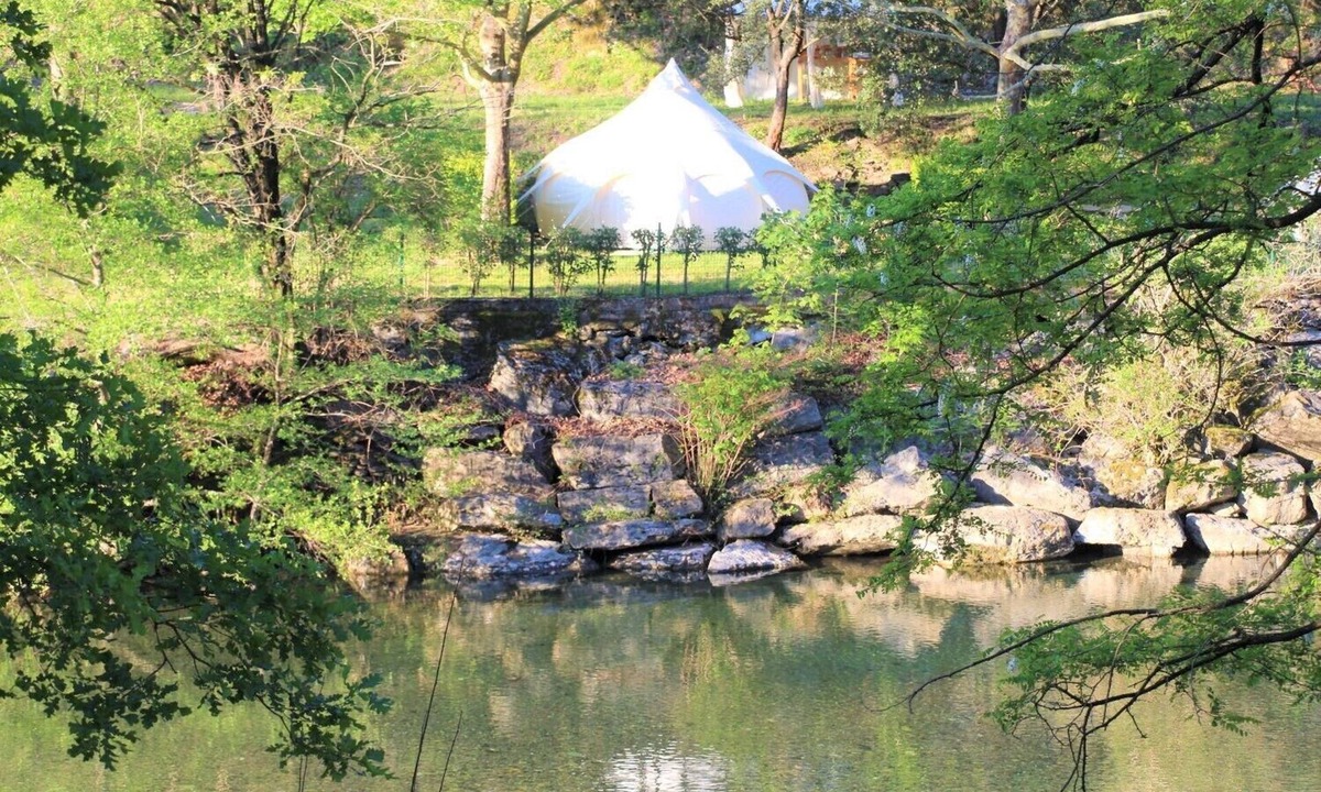 Peyremale Cabin | Unusual chestnut by the river