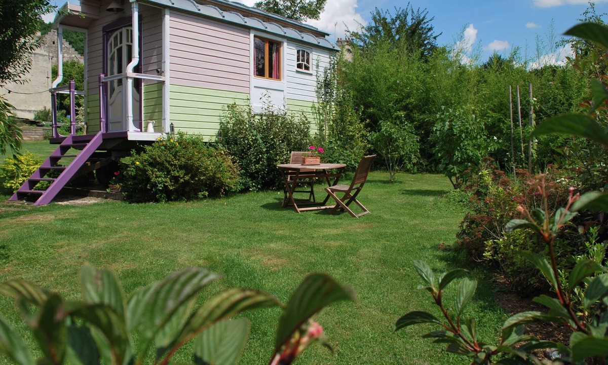 Noyant-et-Aconin House | UNUSUAL STAY IN A GYPSY CARAVAN WITH PRIVATE JACUZZI