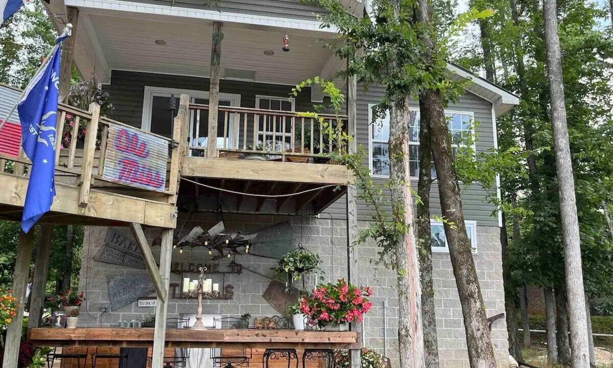 Arkadelphia Cabin | Unwind at this peaceful oasis on the Ouachita River in Caddo Valley.