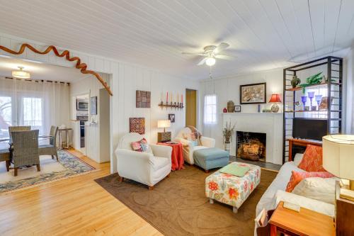 Lynn House | Unwind Fireside and Walk to Dtwn! Tyron Retreat