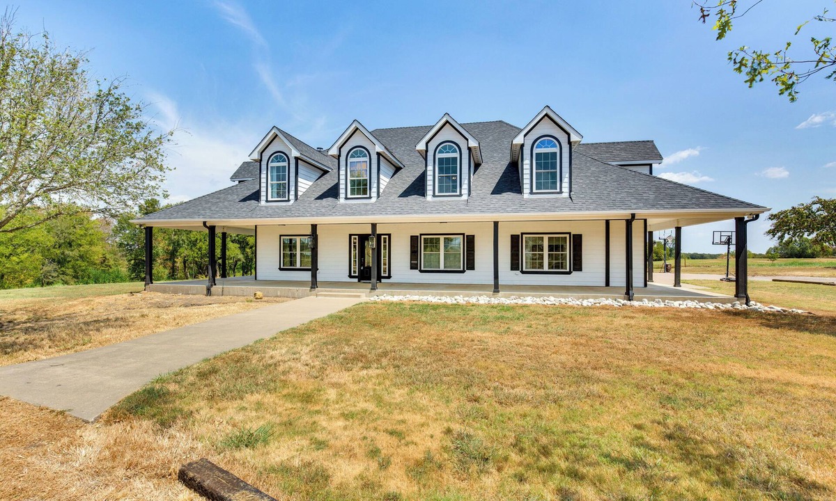 Wills Point House | Unwind Fireside: Wills Point Gem w/Hot Tub & Pond