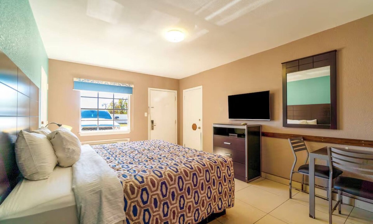 Sweet Home Hotel | Unwind in a Room Conveniently Located Near Yoakum City Park - 3.7 miles away