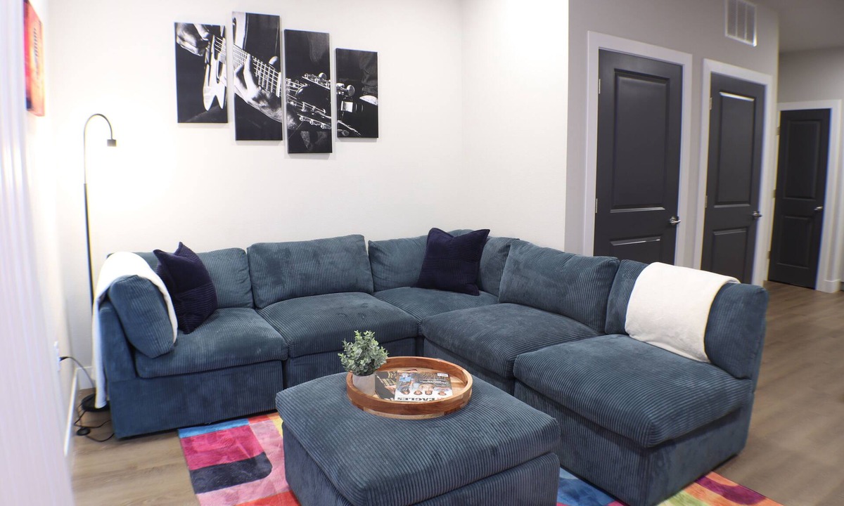 Rogers Apartment | Unwind in Comfort –w/Cozy Sectional, Gym & Pool, No Cleaning fee