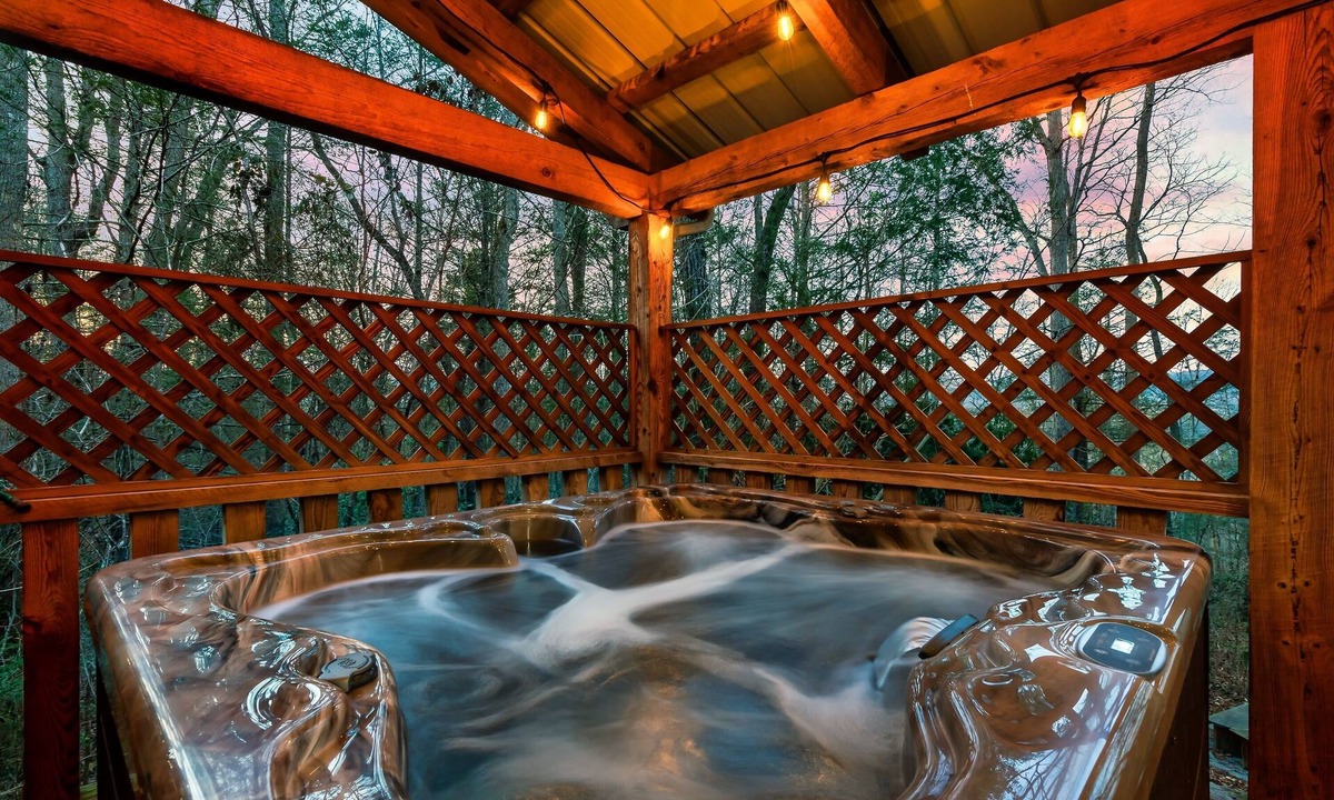 Townsend Cabin | Unwind in Nature: Arcade Adventure & Hot Tub
