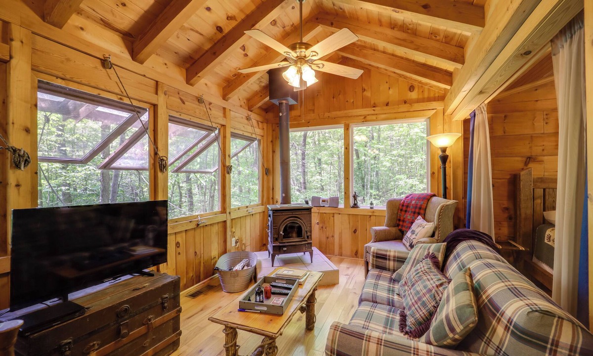 Vein Mountain Apartment | Unwind in Nature: Marion Cabin 11 Mi to Lake Lure!