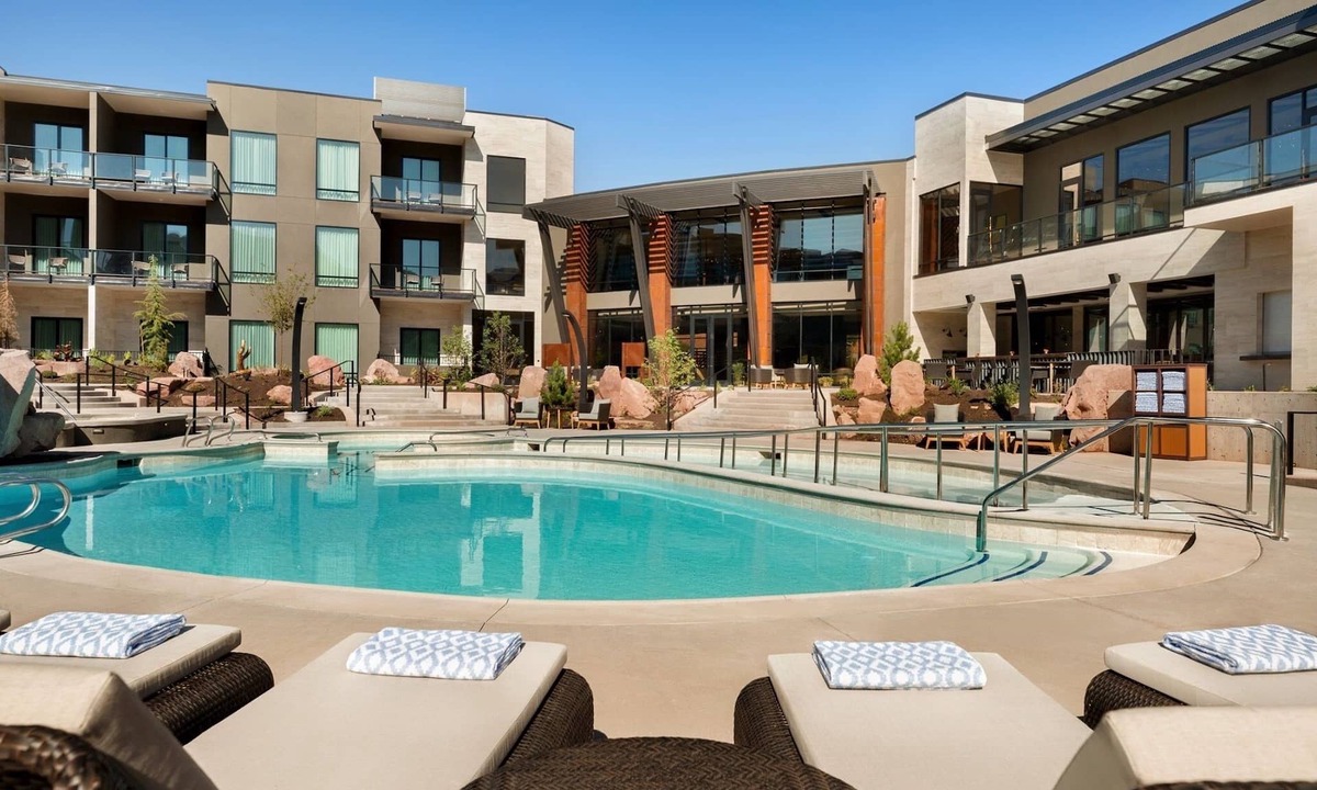 Moab Hotel | Unwind in Spacious King Stay w/Walk-In Shower Near Moab Stunning Sites