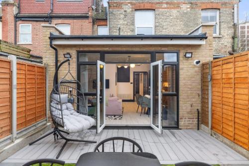 Tottenham Green Apartment | Unwind in Style 2BR with Cozy Backyard for Groups