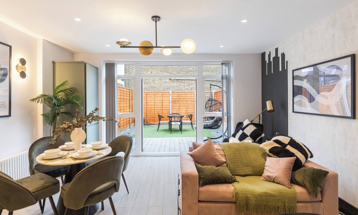 Tottenham Hale Apartment | Unwind in Style: 2BR with Cozy Backyard for Groups