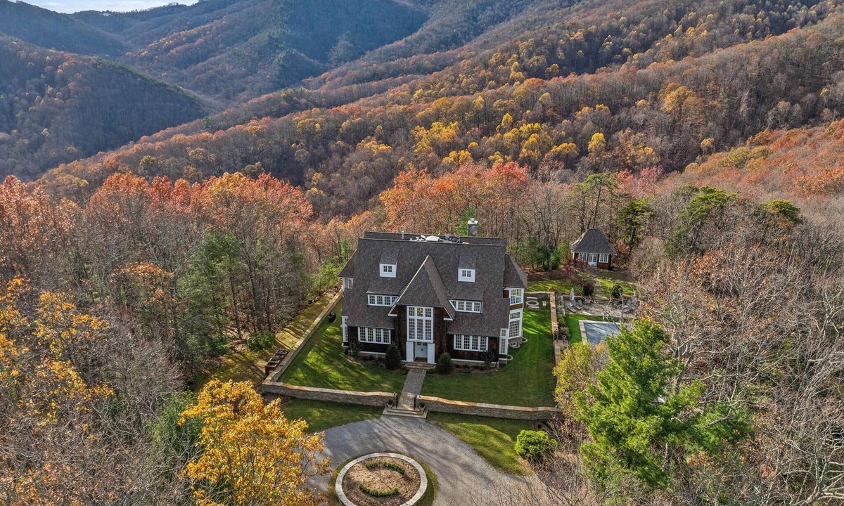 Boone House | Unwind in Ultimate Luxury: Ridgeview Manor, Boone's Mountain Masterpiece