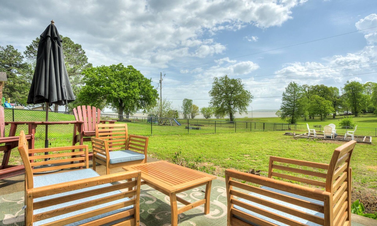 Eufaula House | Unwind with your family at this cozy lakeside home!