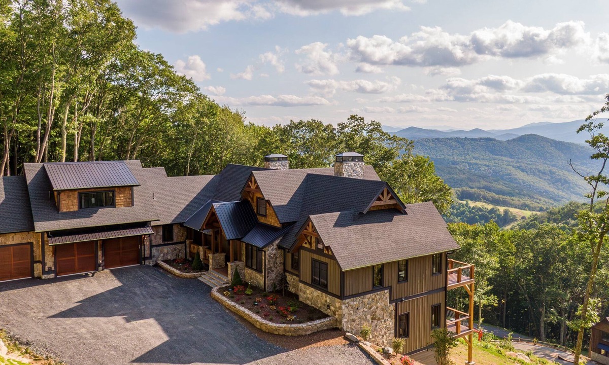 Banner Elk Cabin | Up & Away at Eagles Nest | Luxury Mountain Home | Sleeps 24 | Views + Hot Tub