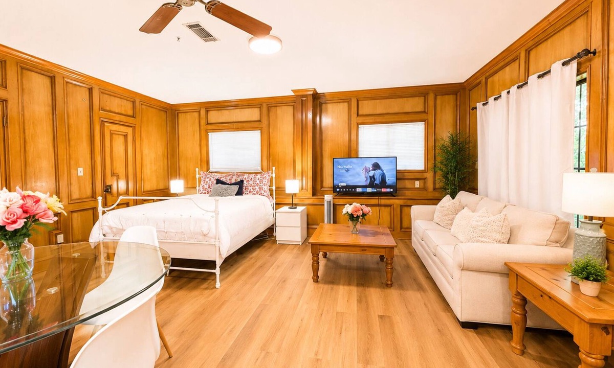 Austin Apartment | Up to 4 Guests-Spacious Studio Mins To Downtown, UT, Zilker Park, Barton Springs