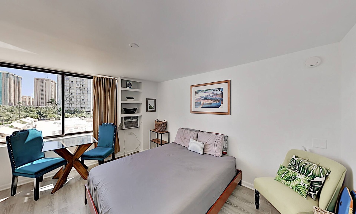 McCully - Moiliili Condo | Upbeat Hawaiian Monarch Studio | Pool + Gym