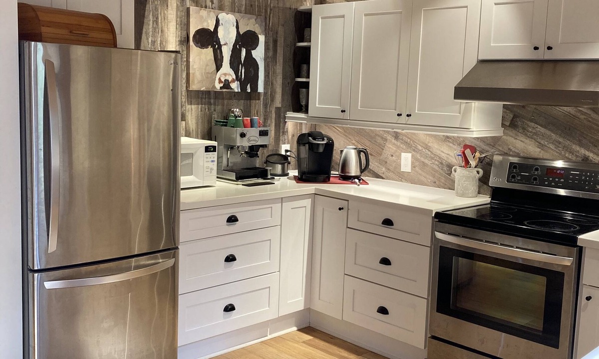 Broadbent Cottage | Updated family cottage, quiet lake - 2hrs from GTA