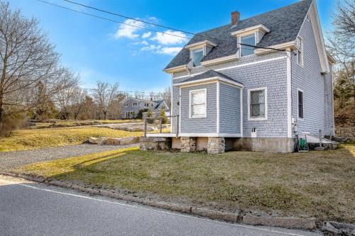 Hall Quarry House | Updated 1900s Home with Fire Pit - Pet Friendly