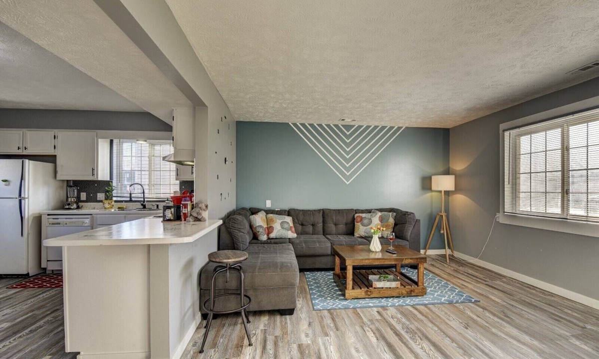 Pottawattamie County Apartment | Updated 2 Bedroom Apartment A Stone's Throw From Downtown Omaha