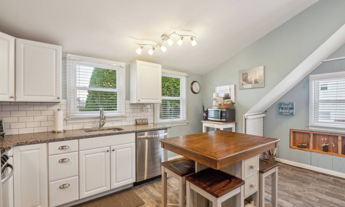 Surf City House | Updated 2nd floor Surf City - 1 block from beach!