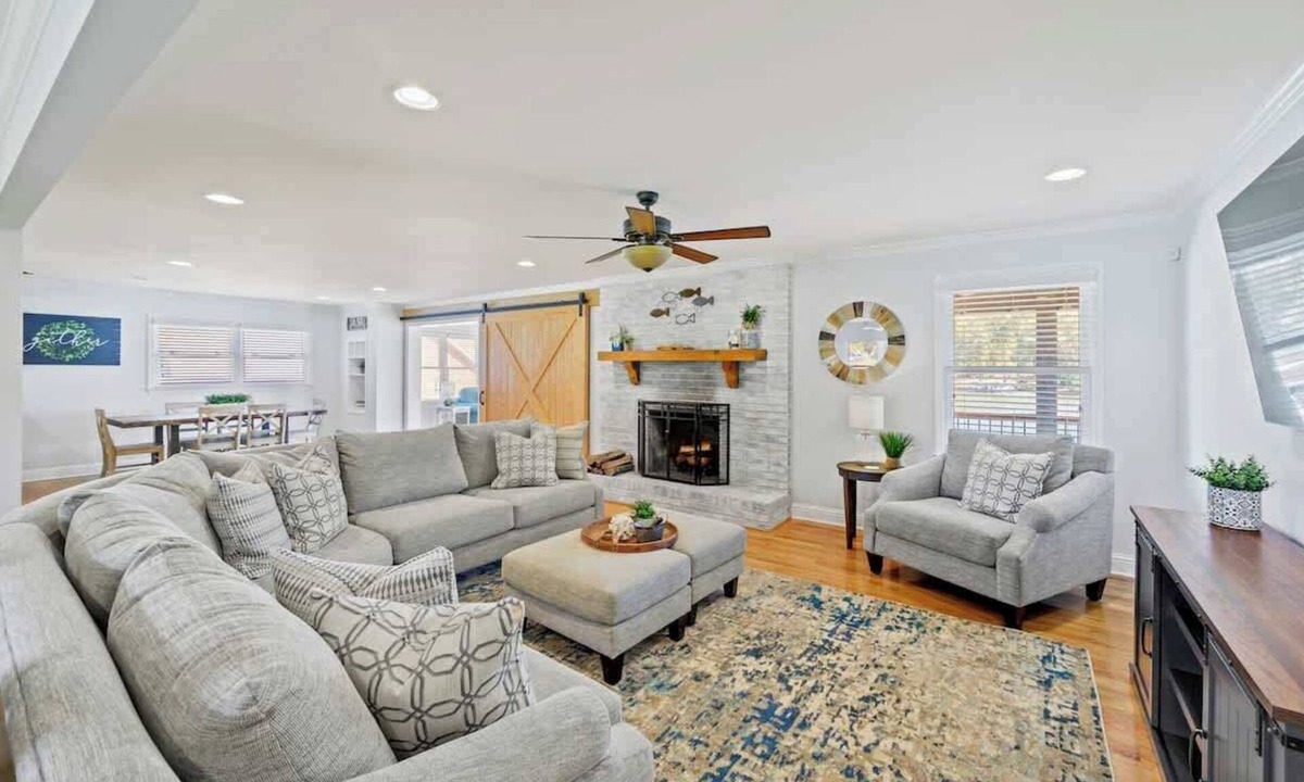 Eatonton House | Updated 3/3 Lake Home w/Hot Tub