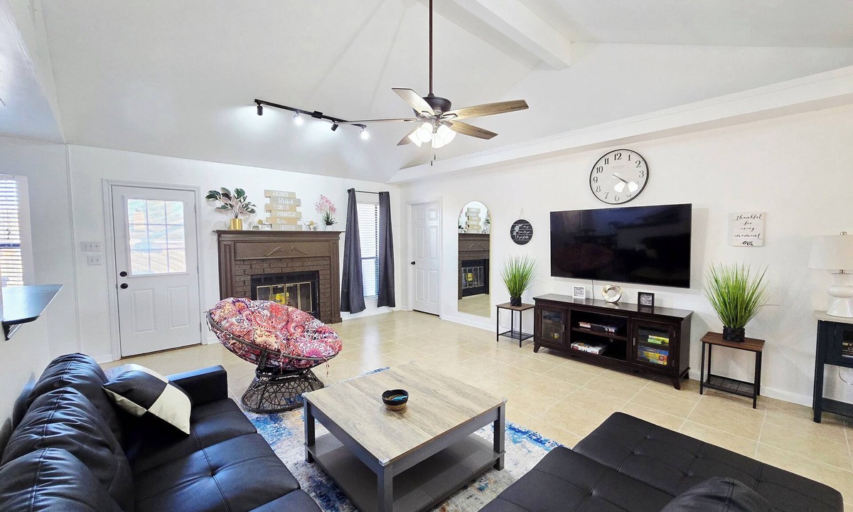 Abilene House | Updated 3-bd 2 bath house in South Abi with 2 King, 1 Queen, 1 twin rollaway bed
