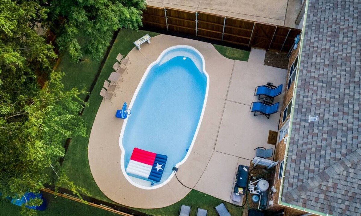North Central Carrollton House | Updated 4 Bedroom Home Pool, Sleeps 8 Wifi Garage