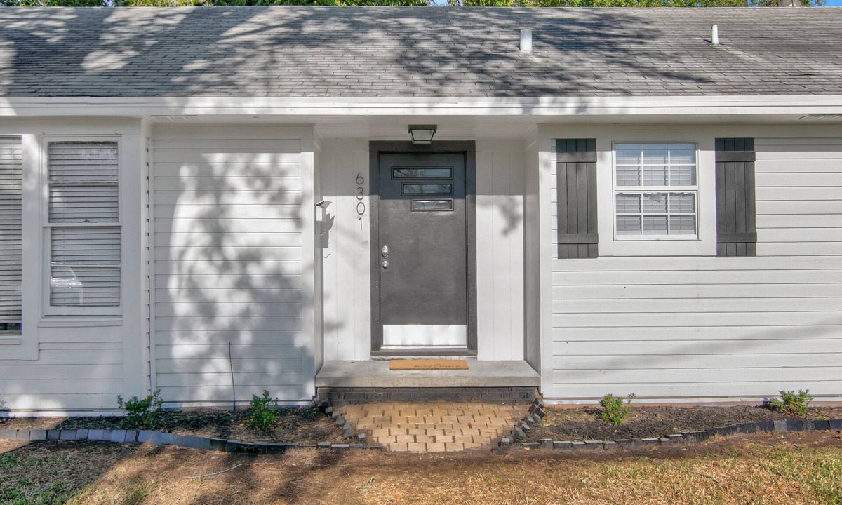 Groves House | Updated 5 bedroom home in Groves