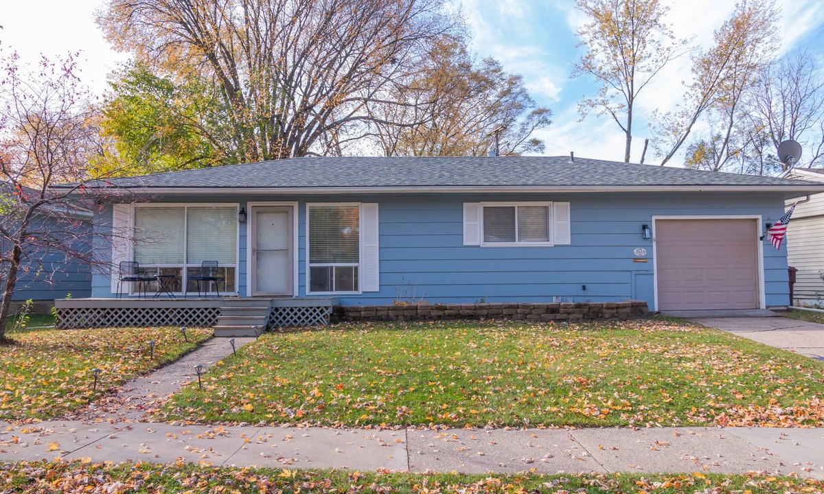 Arborview Neighborhood House | Updated 5 bedroom ranch w/fenced in yard and 100"+ projector near downtown!