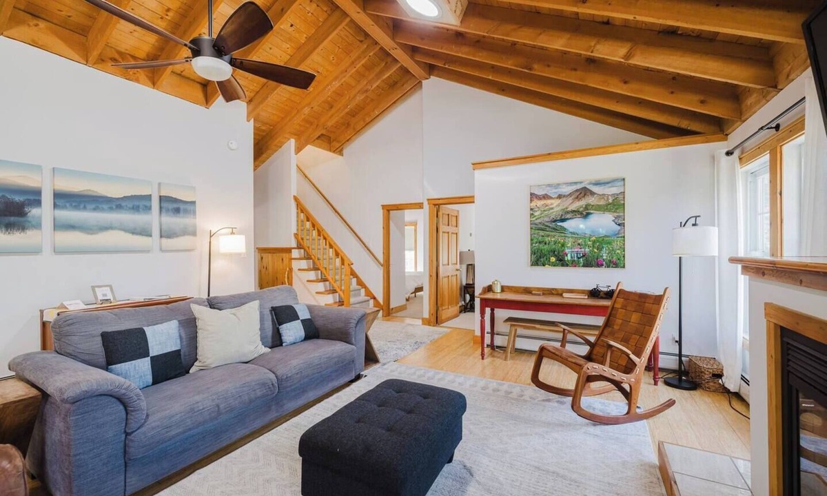 Stowe House | Updated and Spacious 3BR +loft