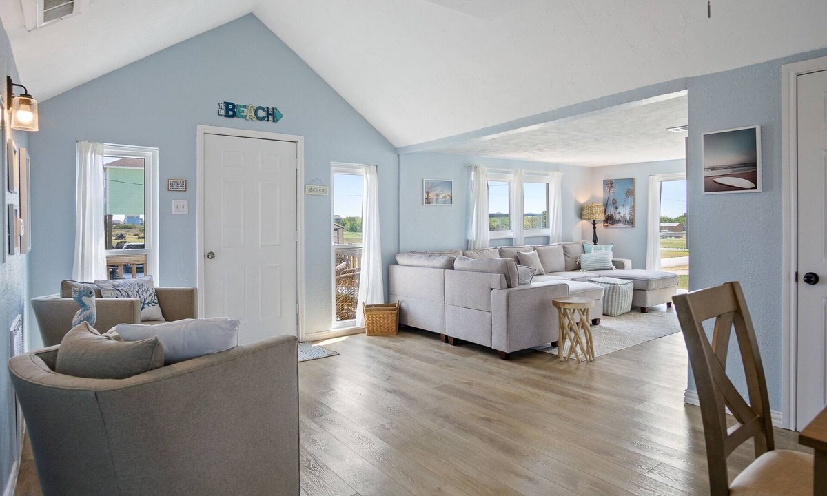 Crystal Beach Cottage | Updated Beach Bum in Crystal Beach! Roomy 2 bedroom - beach in walking distance!