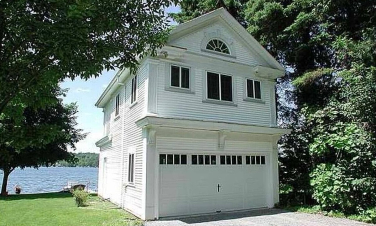 Livonia House | Updated Beautiful Boathouse!