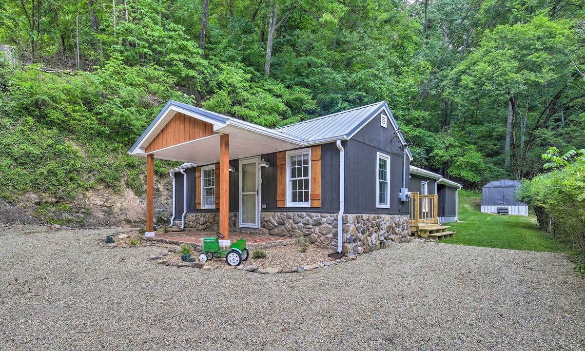 Bristol Cabin | Updated Bristol Retreat ~ 2 Miles to Downtown!