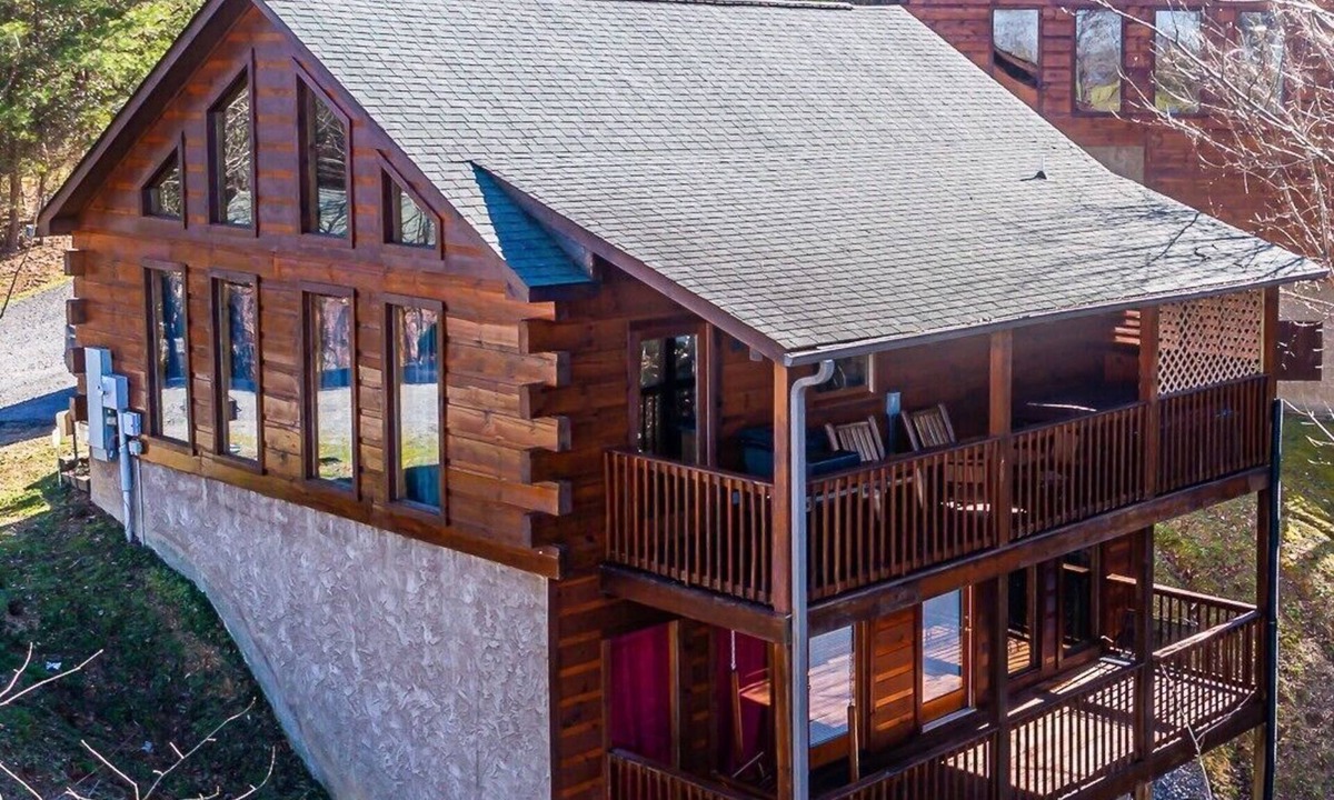 Pigeon Forge Cabin | Updated Cabin, 2 King Suites, Hot tub, Pool Table, Ripken Exp 3 mi ,Parkway 1 mi