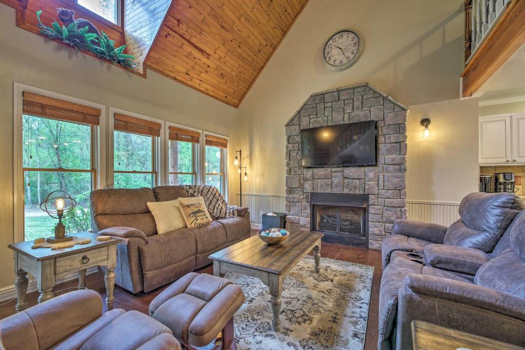 Calico Rock House | Updated Cabin on White River by Boat Landing!