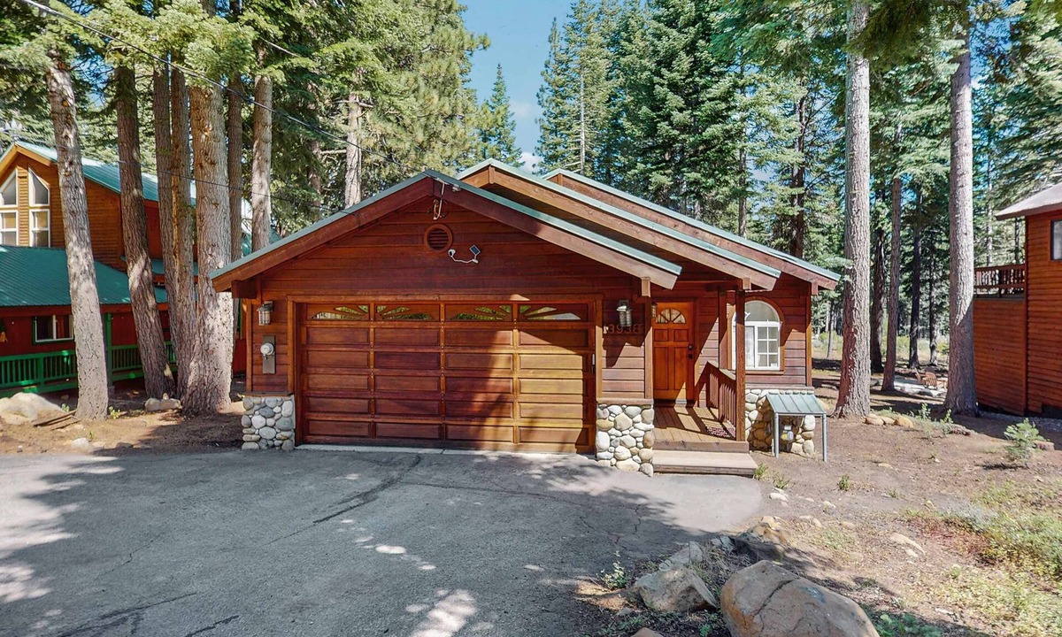 Truckee House | Updated Cabin with Deck, Grill, Washer and Dryer, Access to Pool, Spa